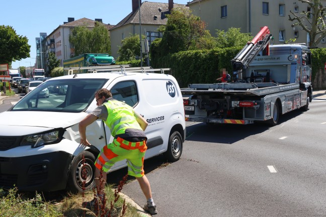 Personenrettung nach Kreuzungscrash zweier Kleintransporter in Wels-Pernau