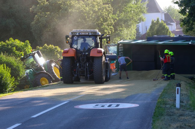 Anhnger umgestrzt: Lngere Bergeaktion nach Unfall eines Traktorgespanns in Offenhausen
