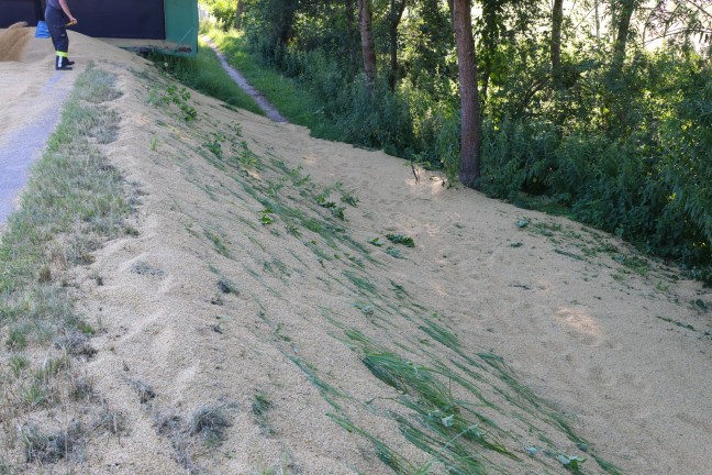 Anhnger umgestrzt: Lngere Bergeaktion nach Unfall eines Traktorgespanns in Offenhausen