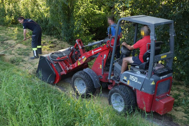 Anhnger umgestrzt: Lngere Bergeaktion nach Unfall eines Traktorgespanns in Offenhausen