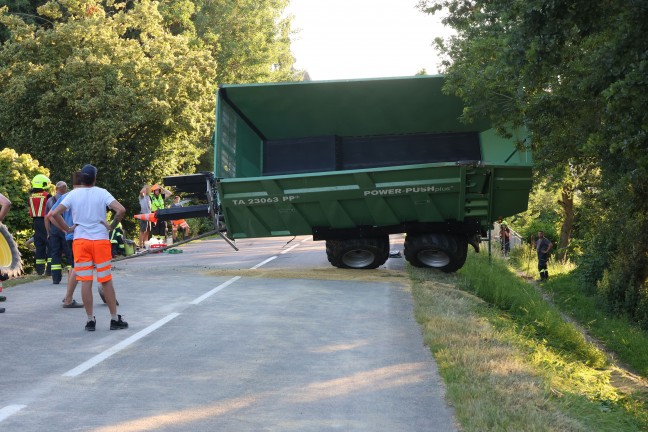 Anhnger umgestrzt: Lngere Bergeaktion nach Unfall eines Traktorgespanns in Offenhausen