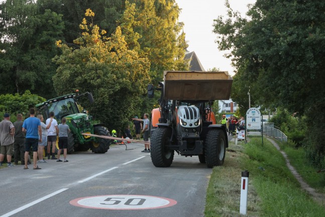 Anhnger umgestrzt: Lngere Bergeaktion nach Unfall eines Traktorgespanns in Offenhausen