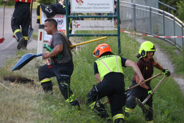 Anhnger umgestrzt: Lngere Bergeaktion nach Unfall eines Traktorgespanns in Offenhausen
