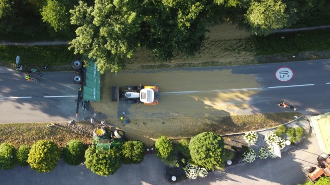 Anhnger umgestrzt: Lngere Bergeaktion nach Unfall eines Traktorgespanns in Offenhausen