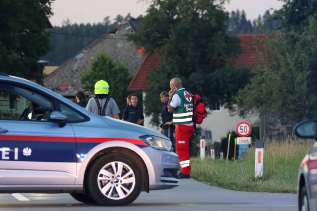 Tragischer Crash: Radfahrerin (13) bei Kollision mit PKW in Offenhausen tdlich verletzt
