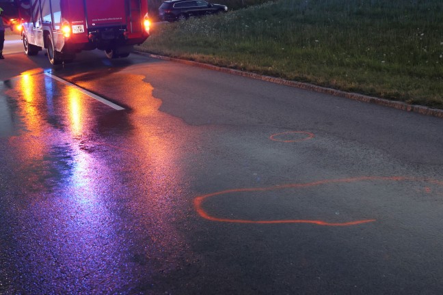 Tragischer Crash: Radfahrerin (13) bei Kollision mit PKW in Offenhausen tdlich verletzt