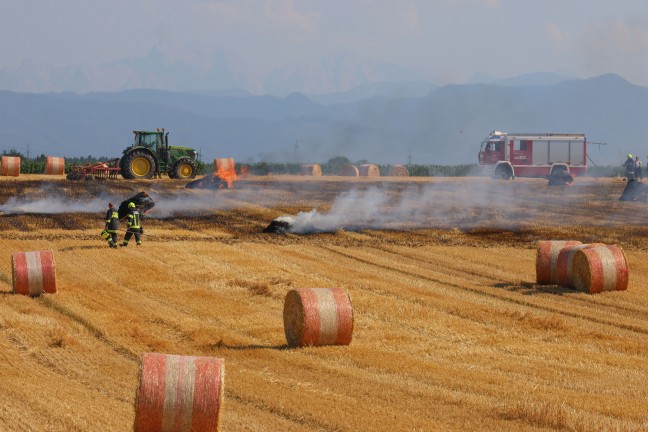 Brand einer Rundballenpresse samt Stoppelfeld in Steinhaus sorgt fr Einsatz