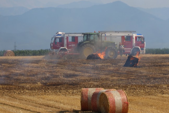 Brand einer Rundballenpresse samt Stoppelfeld in Steinhaus sorgt fr Einsatz
