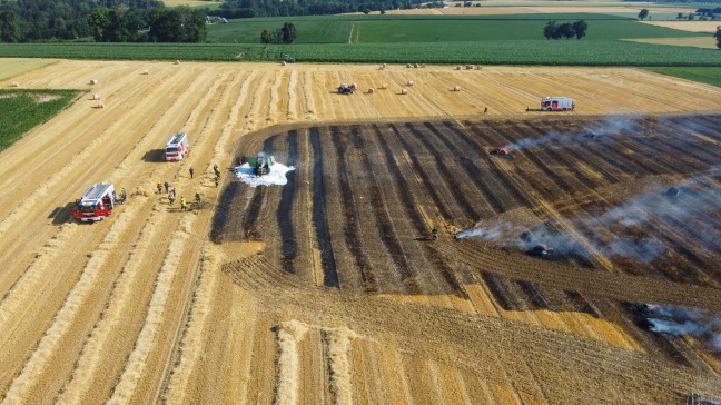 Brand einer Rundballenpresse samt Stoppelfeld in Steinhaus sorgt fr Einsatz