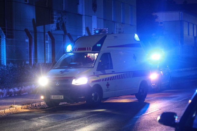 Nchtlicher Verkehrsunfall mit berschlagenem Auto in Ried im Innkreis