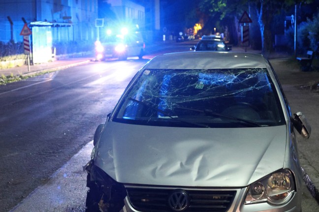 Nchtlicher Verkehrsunfall mit berschlagenem Auto in Ried im Innkreis