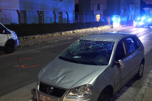 Nchtlicher Verkehrsunfall mit berschlagenem Auto in Ried im Innkreis