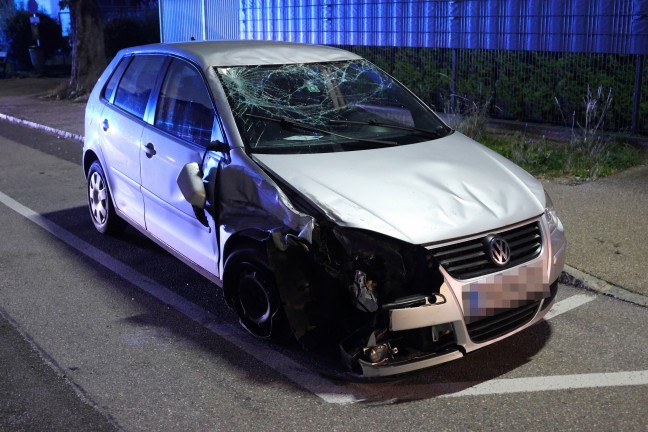 Nchtlicher Verkehrsunfall mit berschlagenem Auto in Ried im Innkreis