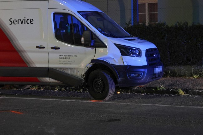 Nchtlicher Verkehrsunfall mit berschlagenem Auto in Ried im Innkreis