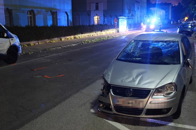 Nchtlicher Verkehrsunfall mit berschlagenem Auto in Ried im Innkreis