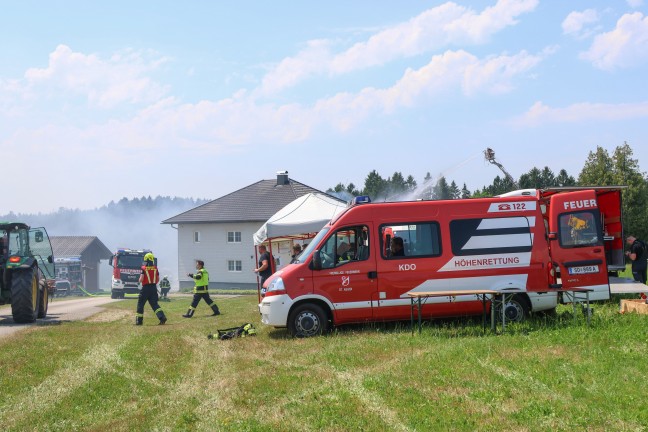 Grobrand: Elf Feuerwehren bei Brand eines Wirtschaftsgebudes in St. Aegidi im Einsatz