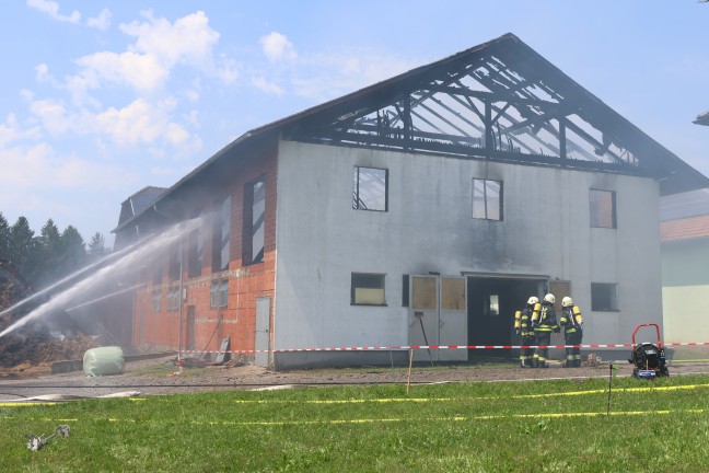 Grobrand: Elf Feuerwehren bei Brand eines Wirtschaftsgebudes in St. Aegidi im Einsatz