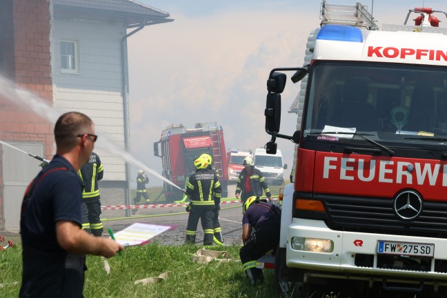 Grobrand: Elf Feuerwehren bei Brand eines Wirtschaftsgebudes in St. Aegidi im Einsatz