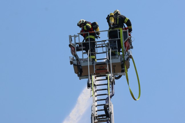 Grobrand: Elf Feuerwehren bei Brand eines Wirtschaftsgebudes in St. Aegidi im Einsatz