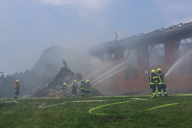 Grobrand: Elf Feuerwehren bei Brand eines Wirtschaftsgebudes in St. Aegidi im Einsatz