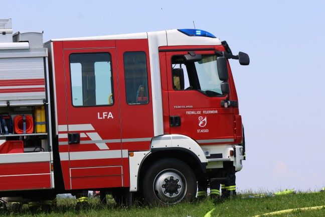 Grobrand: Elf Feuerwehren bei Brand eines Wirtschaftsgebudes in St. Aegidi im Einsatz