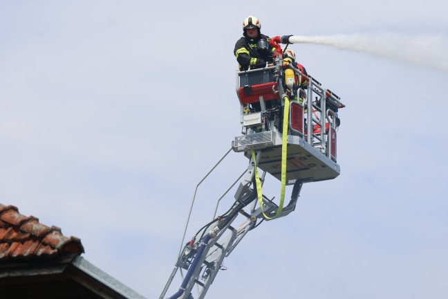 Grobrand: Elf Feuerwehren bei Brand eines Wirtschaftsgebudes in St. Aegidi im Einsatz