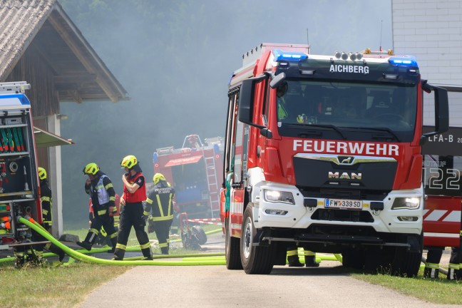 Grobrand: Elf Feuerwehren bei Brand eines Wirtschaftsgebudes in St. Aegidi im Einsatz