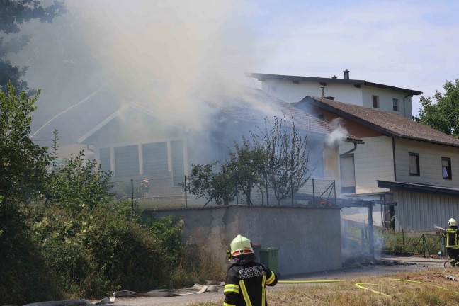Brand eines Carports in Pischelsdorf am Engelbach griff auf Wohnhaus ber