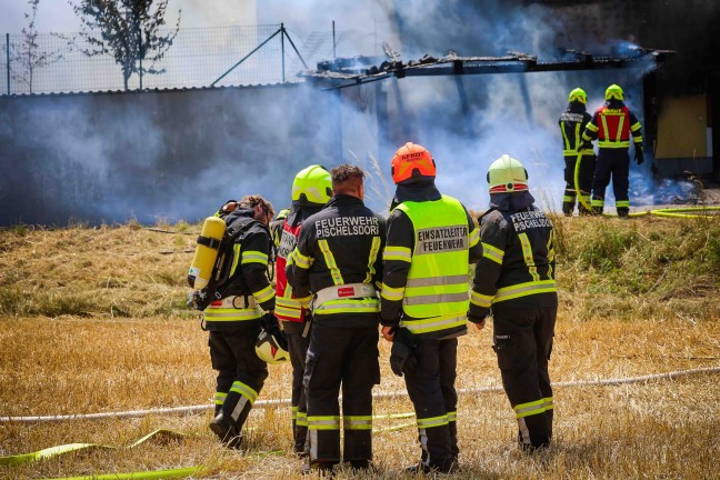 Brand eines Carports in Pischelsdorf am Engelbach griff auf Wohnhaus ber