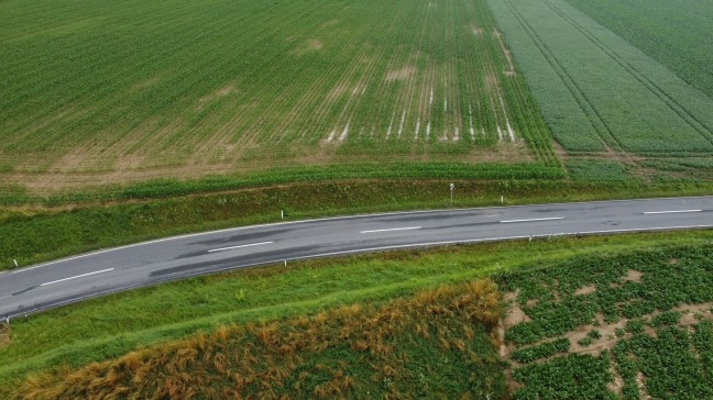Autoberschlag: PKW bei Sierning von Strae abgekommen und am Dach liegend im Feld gelandet