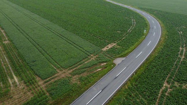 Autoberschlag: PKW bei Sierning von Strae abgekommen und am Dach liegend im Feld gelandet