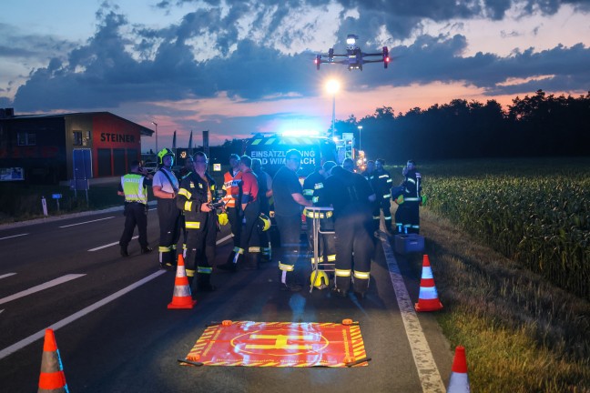 Schneise durch Maisfeld: Auto kracht nach Flucht vor Polizei in Gunskirchen gegen Bume am Waldrand