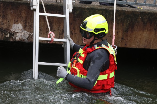 Wels-Innenstadt: Einsatz eines Fliewasserretters bei Sicherstellung einer Waffe im Welser Mhlbach