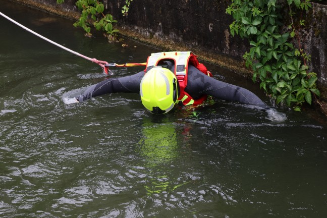Wels-Innenstadt: Einsatz eines Fliewasserretters bei Sicherstellung einer Waffe im Welser Mhlbach