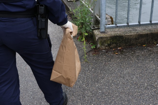 Wels-Innenstadt: Einsatz eines Fliewasserretters bei Sicherstellung einer Waffe im Welser Mhlbach