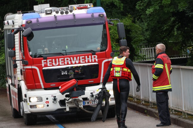 Wels-Innenstadt: Einsatz eines Fliewasserretters bei Sicherstellung einer Waffe im Welser Mhlbach