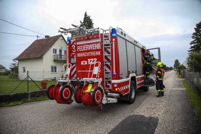 Einsatzkrfte zu vermeintlichem Gasaustritt im Keller eines Wohnhauses in Marchtrenk alarmiert