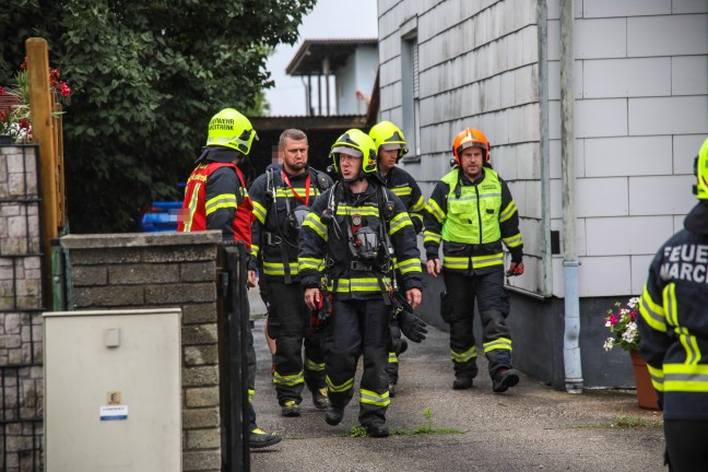 Einsatzkrfte zu vermeintlichem Gasaustritt im Keller eines Wohnhauses in Marchtrenk alarmiert