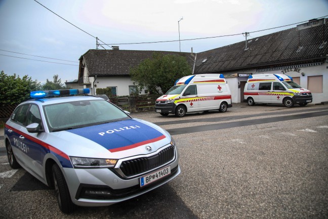Einsatzkrfte zu vermeintlichem Gasaustritt im Keller eines Wohnhauses in Marchtrenk alarmiert