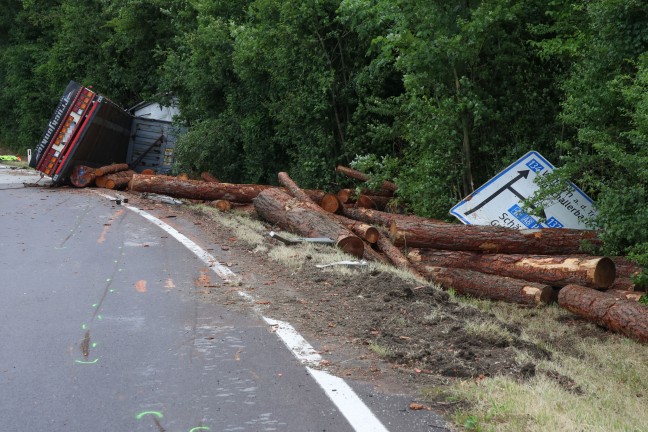 Lenker verletzt: Holztransporter auf Wallerner Strae bei Wallern an der Trattnach umgestrzt