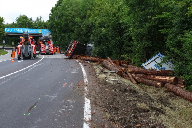 Lenker verletzt: Holztransporter auf Wallerner Strae bei Wallern an der Trattnach umgestrzt