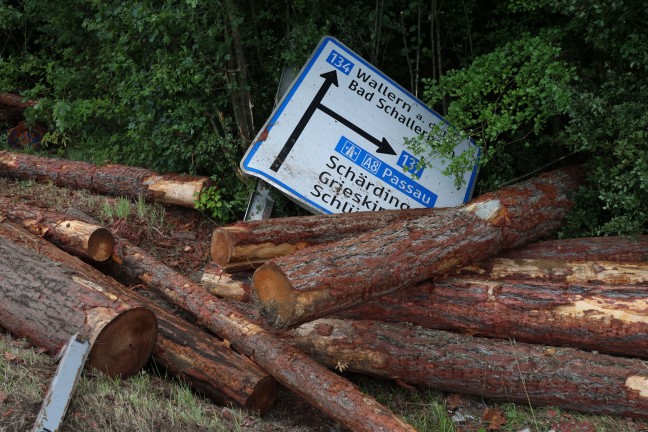 Lenker verletzt: Holztransporter auf Wallerner Strae bei Wallern an der Trattnach umgestrzt