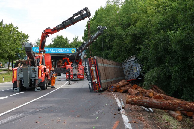 Lenker verletzt: Holztransporter auf Wallerner Strae bei Wallern an der Trattnach umgestrzt