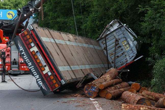 Lenker verletzt: Holztransporter auf Wallerner Strae bei Wallern an der Trattnach umgestrzt