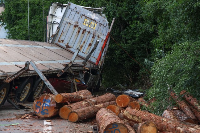 Lenker verletzt: Holztransporter auf Wallerner Strae bei Wallern an der Trattnach umgestrzt