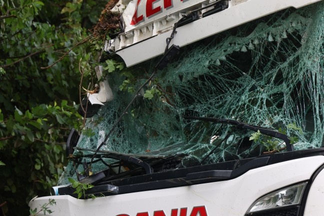 Lenker verletzt: Holztransporter auf Wallerner Strae bei Wallern an der Trattnach umgestrzt
