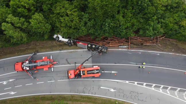 Lenker verletzt: Holztransporter auf Wallerner Strae bei Wallern an der Trattnach umgestrzt