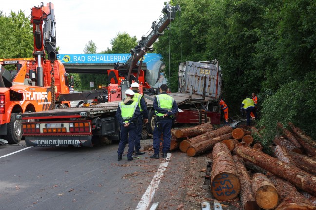Lenker verletzt: Holztransporter auf Wallerner Strae bei Wallern an der Trattnach umgestrzt