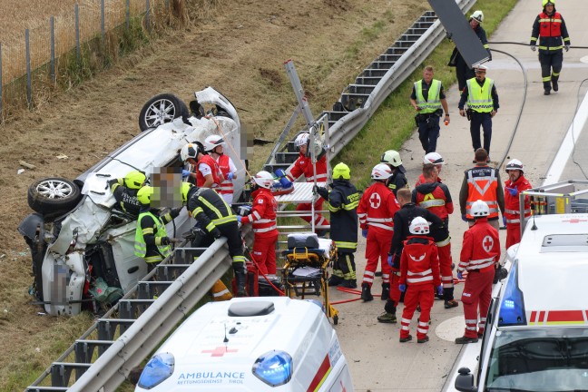 Schwer eingeklemmt: Schwierige Rettungsaktion bei Unfall auf Westautobahn in Eggendorf im Traunkreis