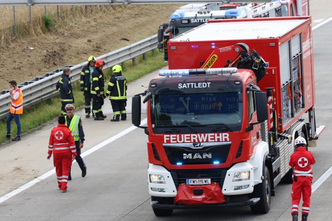 Schwer eingeklemmt: Schwierige Rettungsaktion bei Unfall auf Westautobahn in Eggendorf im Traunkreis